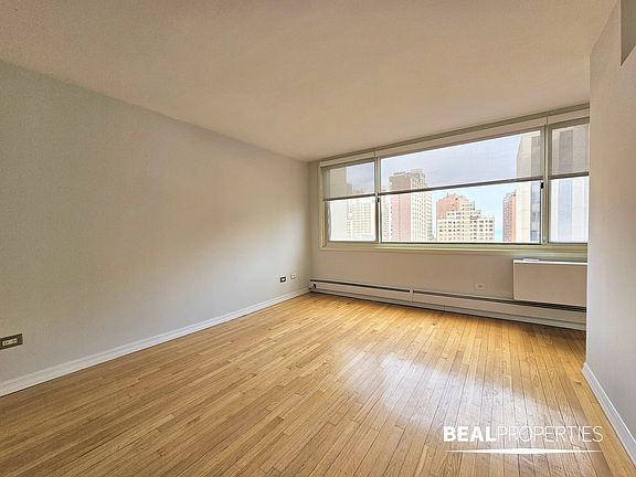 2nd image of 1344 N Dearborn Pkwy #5C