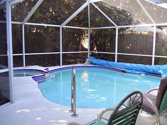 Pool and jacuzzi spa