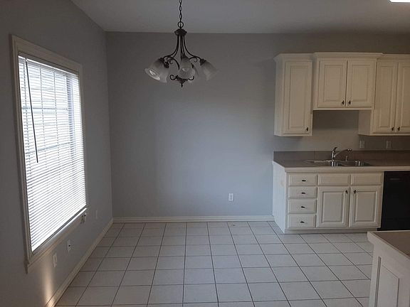 3rd image of 305 NE Cobblestone Ln