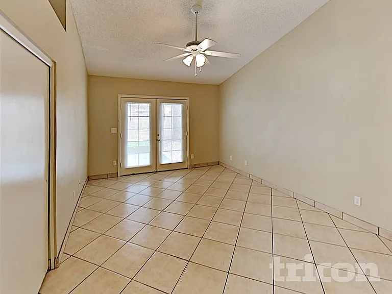 102 W Ivyglen St — Photo 24