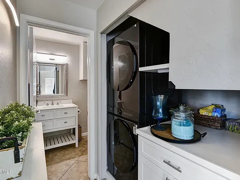 Laundry/Powder room