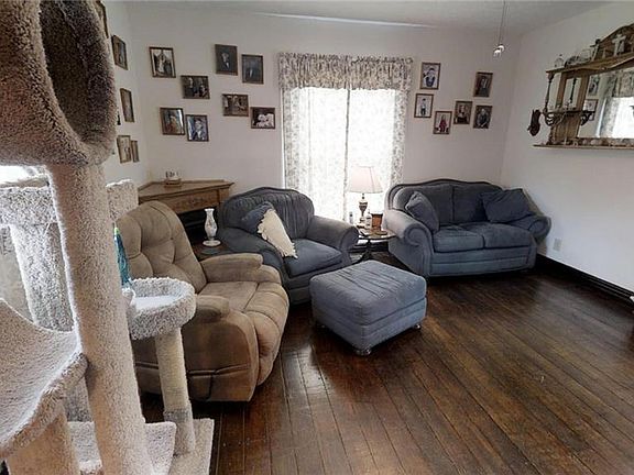 4th image of 213 E Walnut St