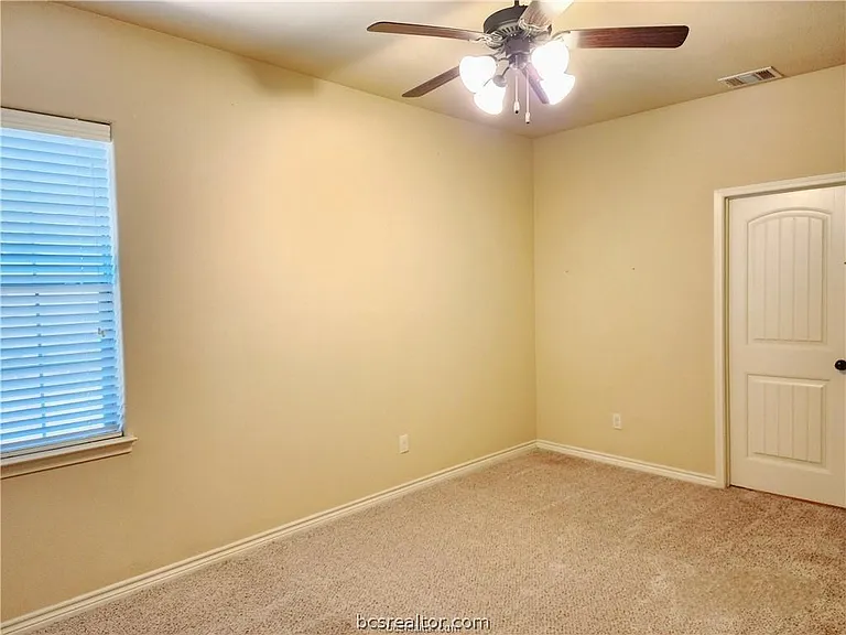 324 Newcomb Ln — Photo 6
