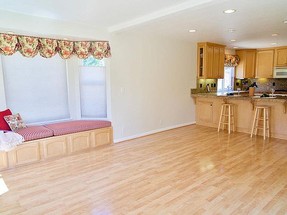 5th image of 328 Granville Ct