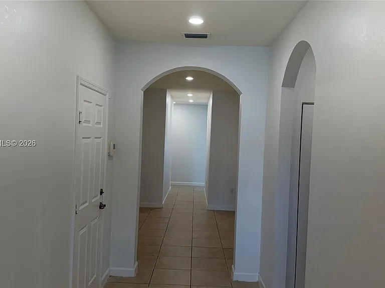 737 SE 37th Pl — Photo 2