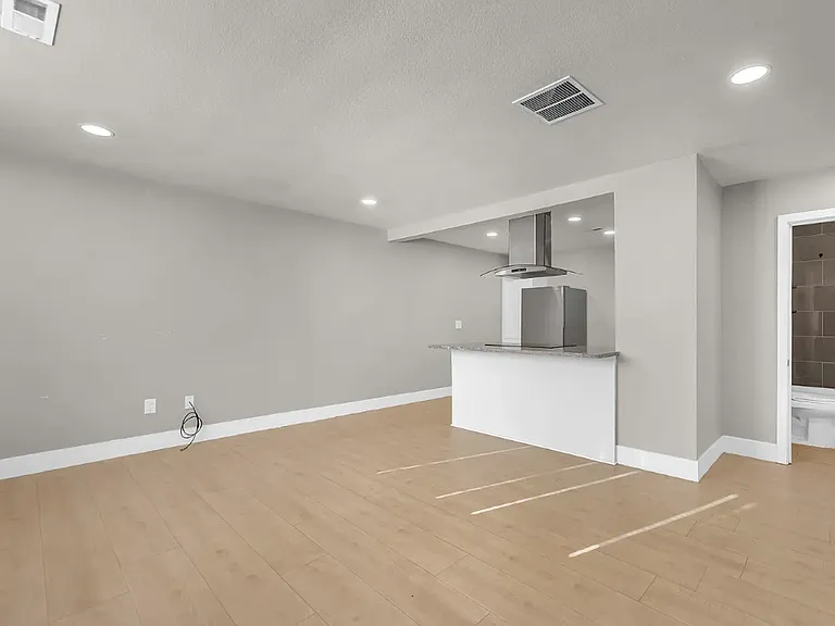 241 Linden St — Photo 3