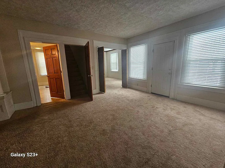 547 E Main St — Photo 4