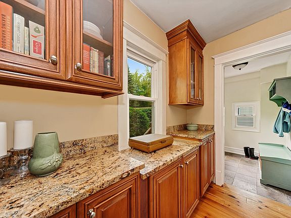 5th image of 118 E Sheridan Pl