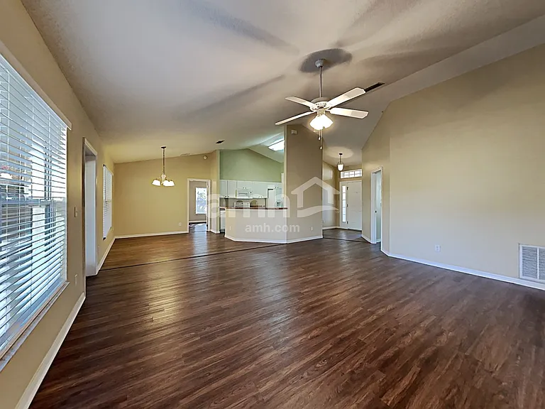 660 Winding Lake Dr — Photo 4