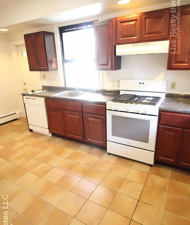 2nd image of 132 Chiswick Rd #5F