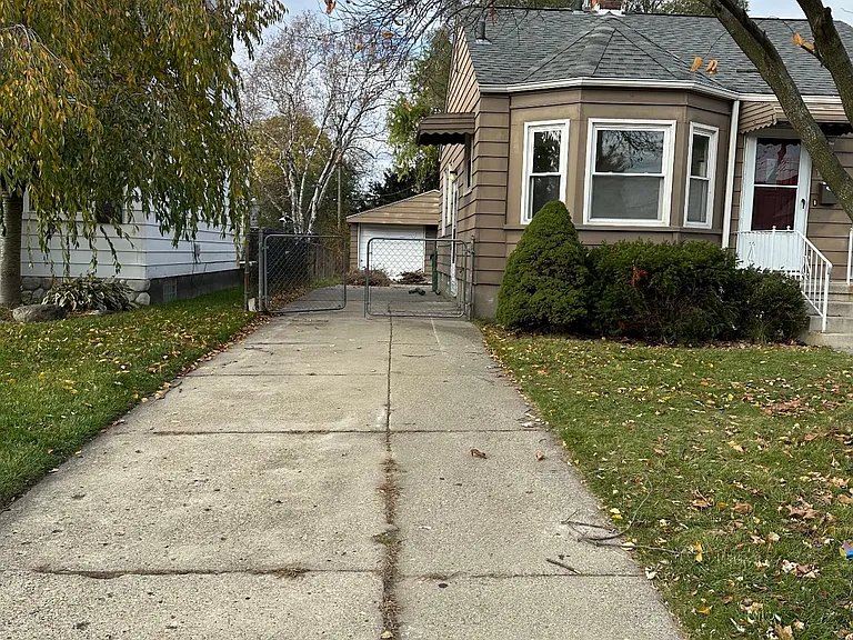 16231 Forest Ave — Photo 2