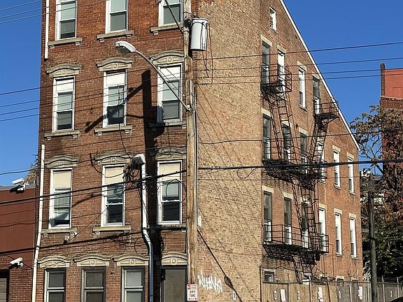 3rd image of 118 E Liberty St