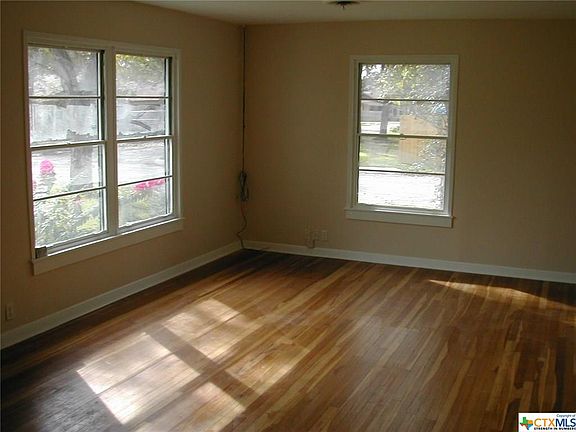 4th image of 1052 E Elm St