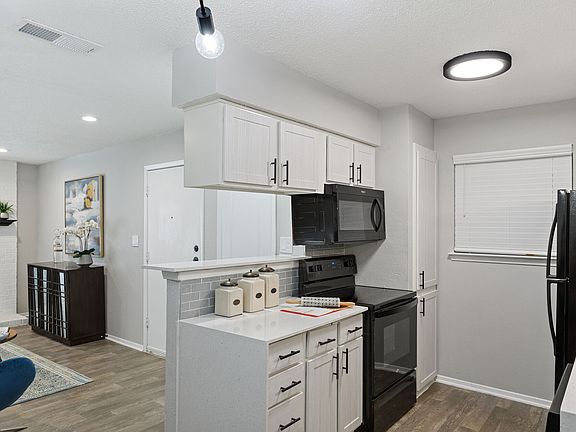 5th image of 7501 Kingswood Dr #212