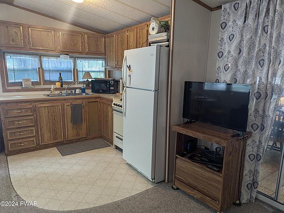 4th image of 101 Blue Spruce Ln
