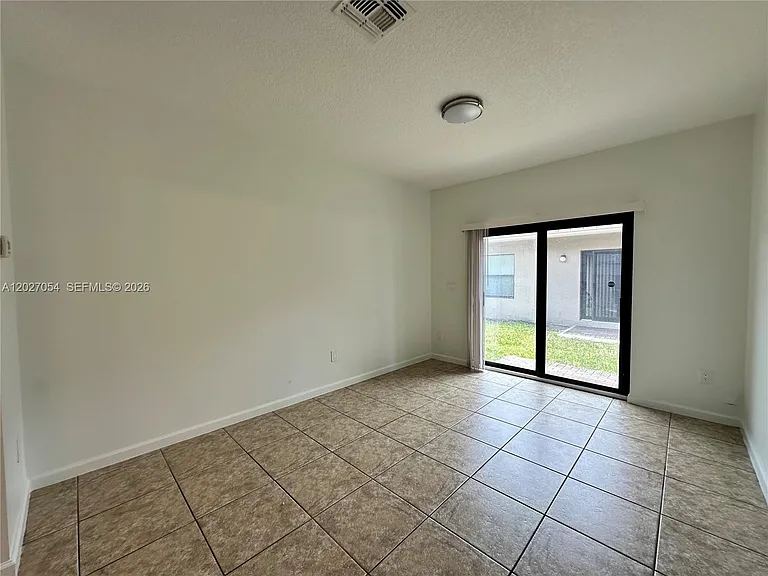 1035 NE 10th Ave #1 — Photo 6