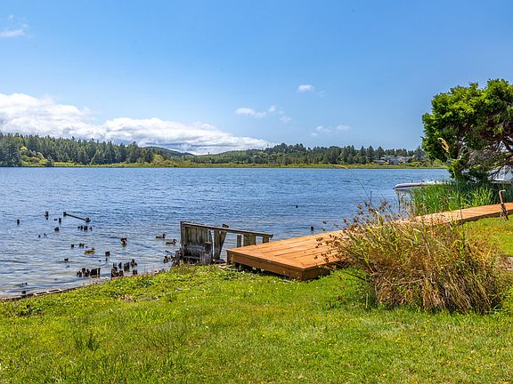 3rd image of 988 NE Lake Dr