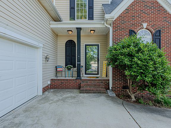 3rd image of 104 Cale Dr