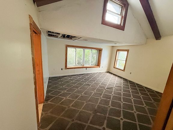5th image of 33 Avalon St