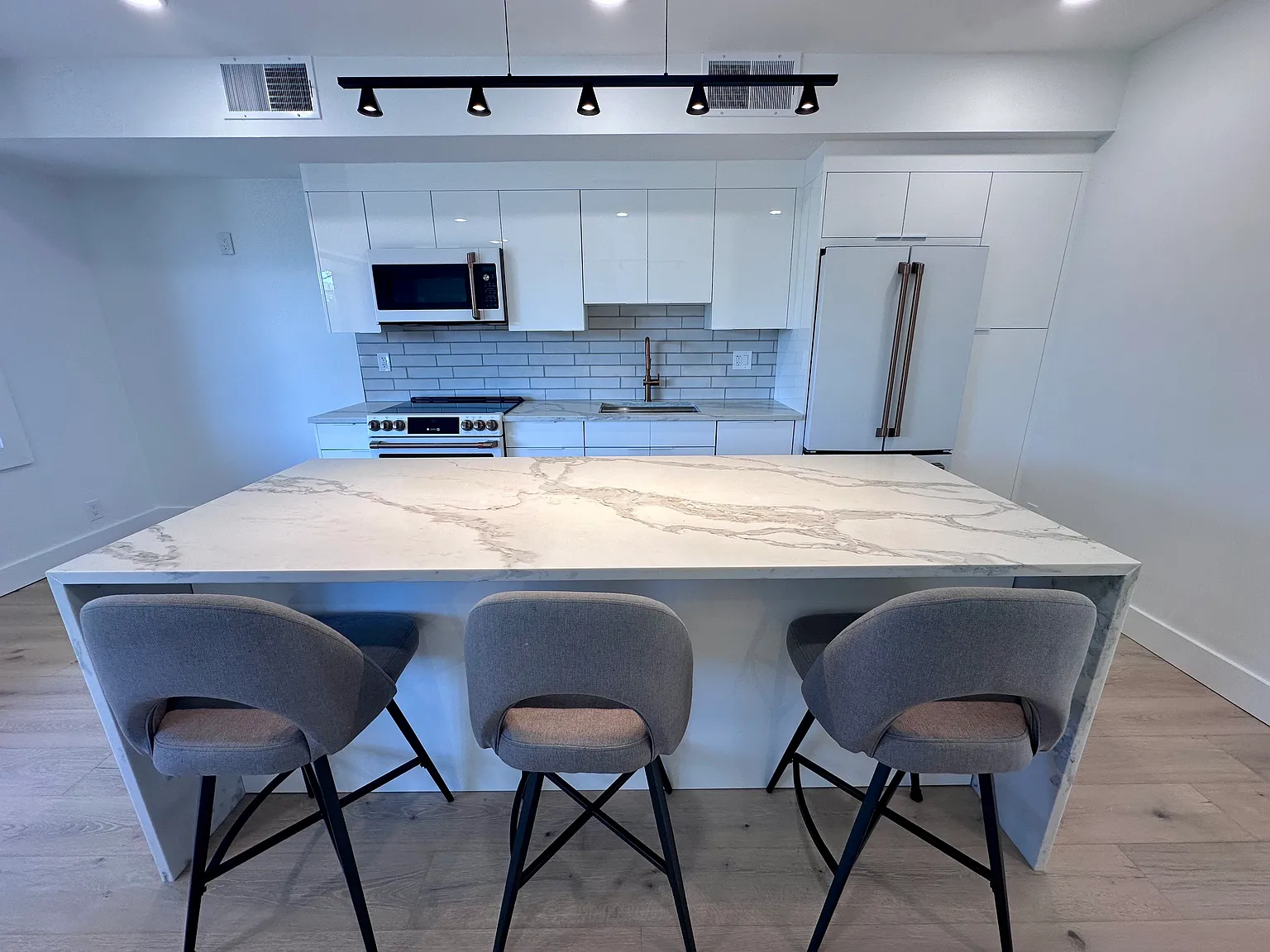 1 bed, 1.5 bath, 1059 sqft, $3,950 — Photo 2