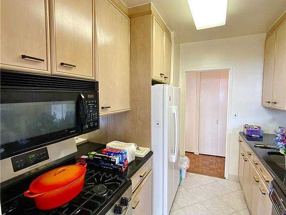 4th image of 27010 Grand Central Pkwy APT 5S