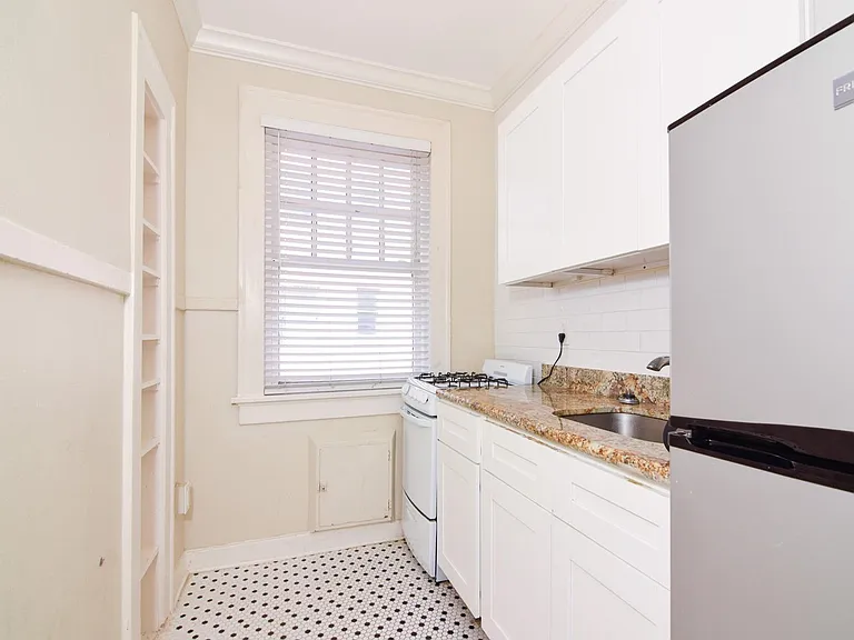611 W Horatio St #5 — Photo 4