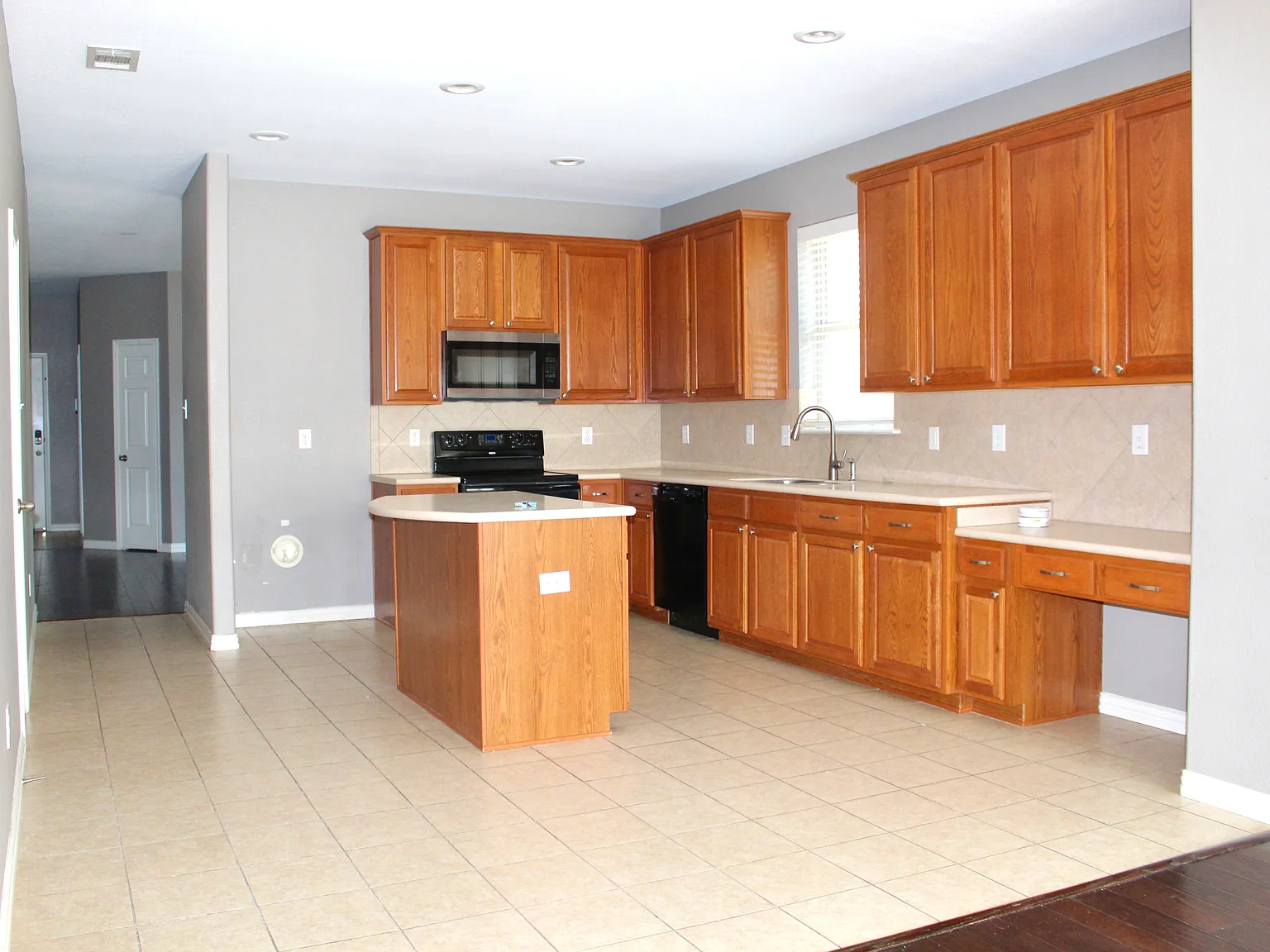 4 bed, 2100 sqft, $2,200 — Photo 4