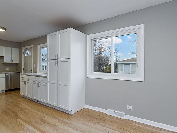 5th image of 923 N Harvard Ave