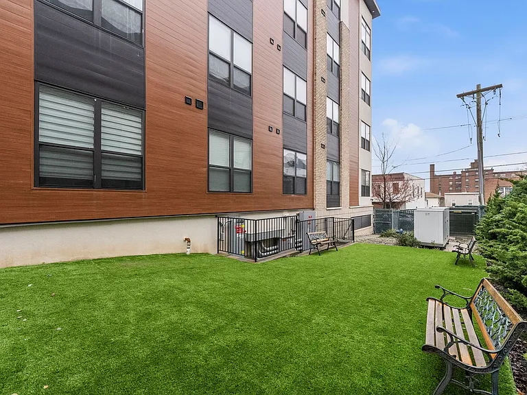 649 38th St #203 — Photo 33