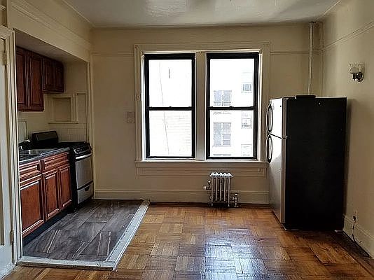 2nd image of 2100 Westbury Ct APT 5G