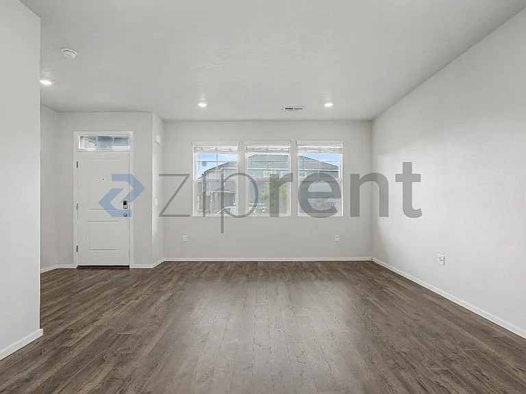 555 Stoller St — Photo 8