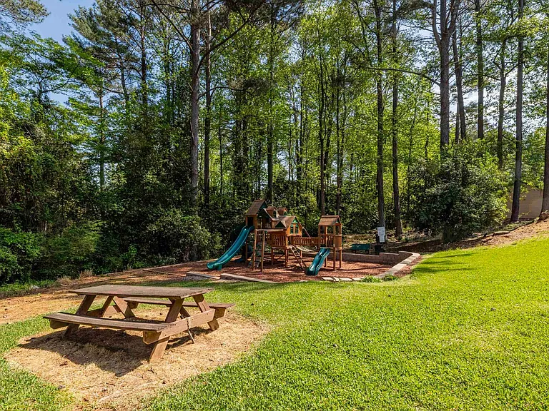 Hampton Hall | Comfort, Convenience, & Community All In One — Photo 11