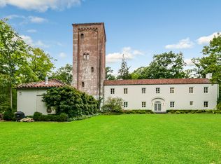 51 S Mayflower Rd, Lake Forest, IL 60045