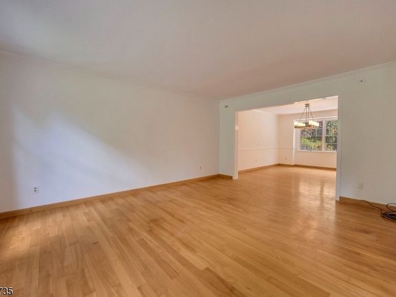 4th image of 8 Glen Eagles Rd