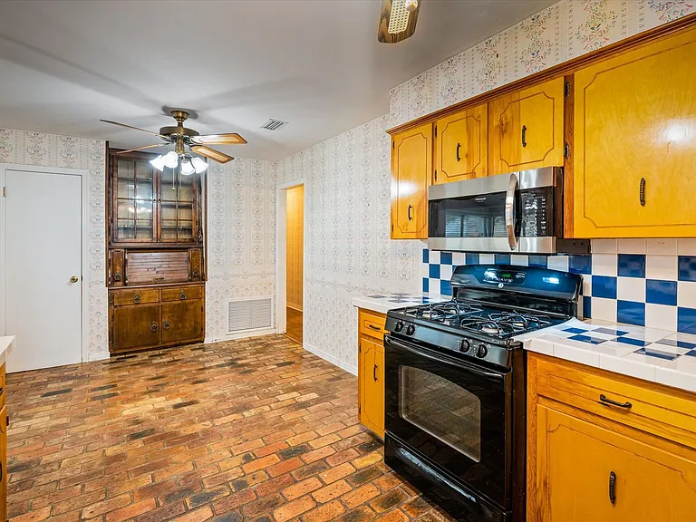 7300 Cypress Ave — Photo 5