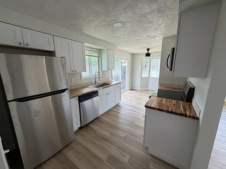 24883 Dunham Ave — Photo 5