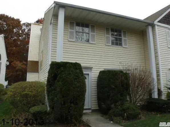 6 Partridge Trl, Coram, NY 11727