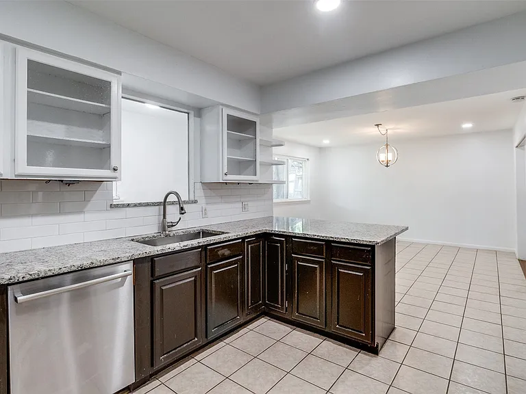 6418 E Lovers Ln — Photo 12