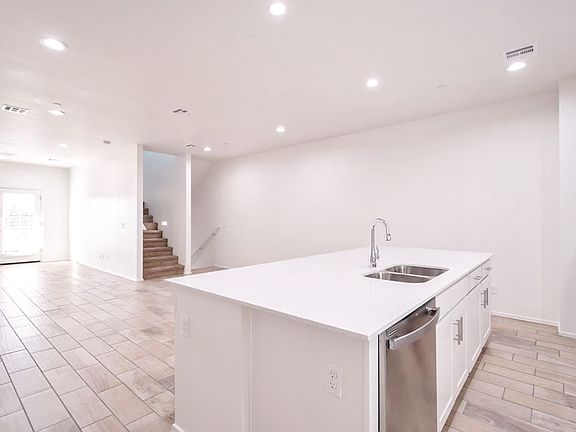 4th image of 3424 N Longview Ave #10