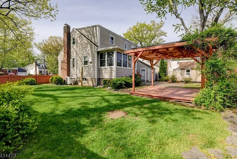 72 Colonial Dr — Photo 45