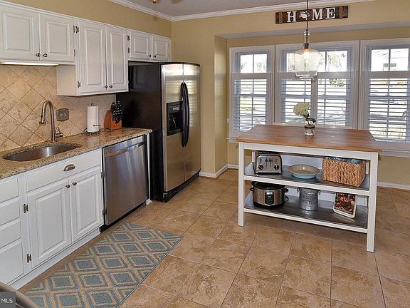 5th image of 83 Stratford Dr