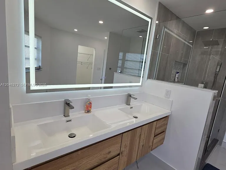 305 SE Airoso Blvd — Photo 48