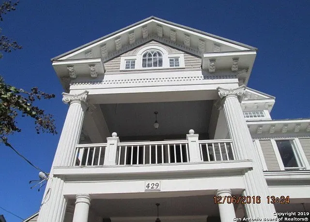 3 bed, 2.0 bath, 1700 sqft, $2,100 — Photo 2