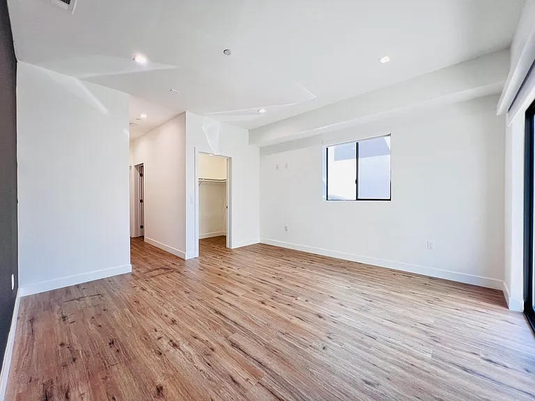 4572 Oakwood Ave — Photo 7