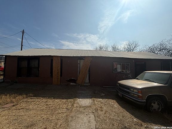 4th image of 229 Comal