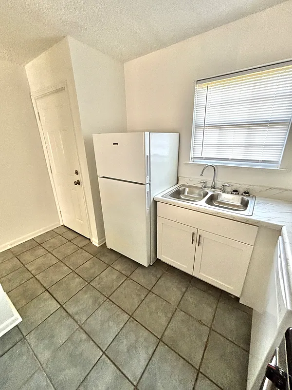 Spacious & clean two bedroom unit in a quiet, safe and well maintained building. — Photo 3