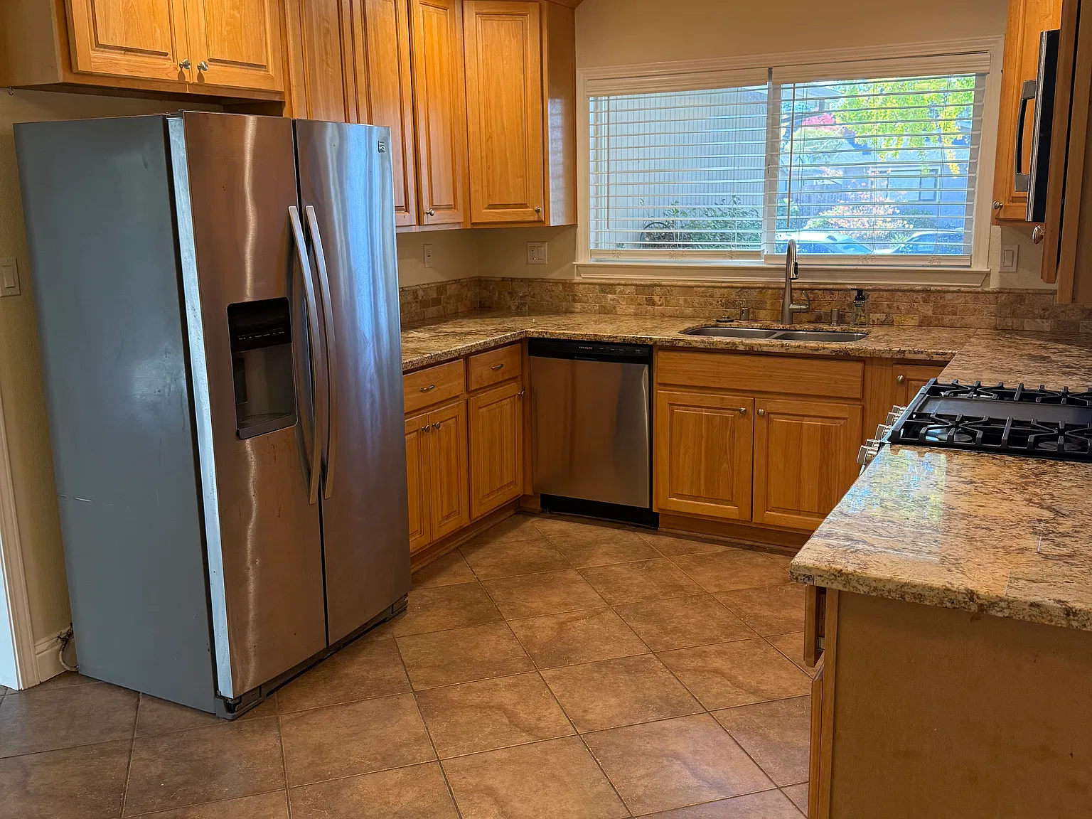 3 bed, 1281 sqft, $3,850 — Photo 2