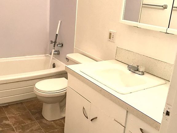 5th image of 1625 SE Oak St APT 27