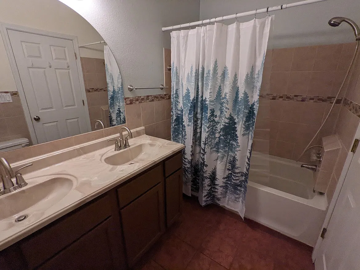2 bed, 4582 sqft, $1,200 — Photo 4