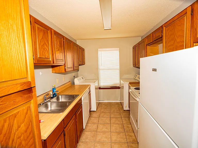 4133 NE Stallings Dr — Photo 4